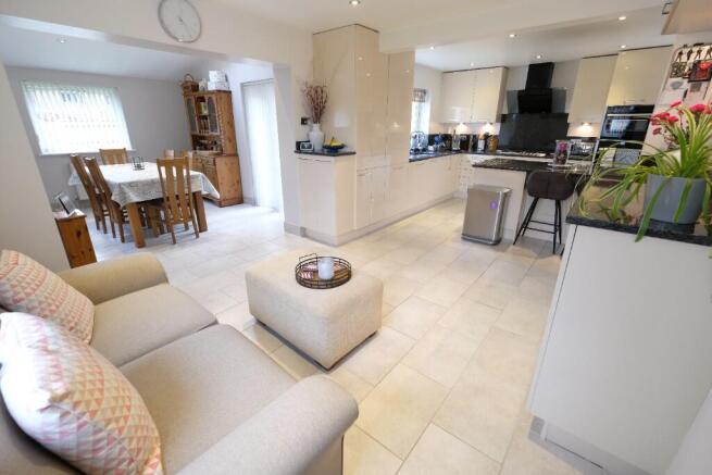 KITCHEN/DINING ROOM