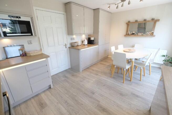 KITCHEN/DINING ROOM