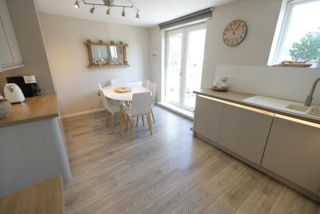 KITCHEN/DINING ROOM