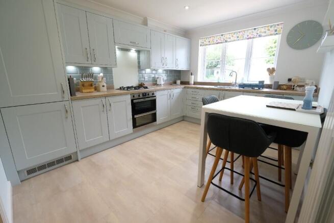 KITCHEN/BREAKFAST