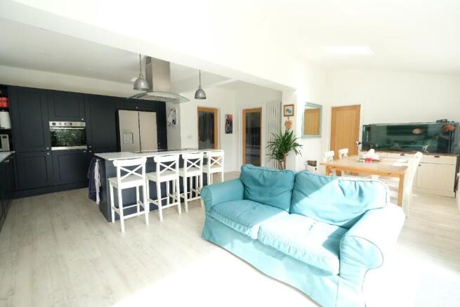 KITCHEN/DINING ROOM