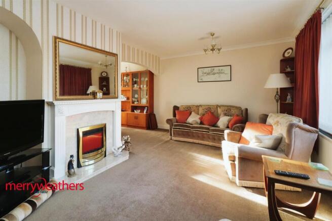 'L' SHAPED LOUNGE/DINING ROOM