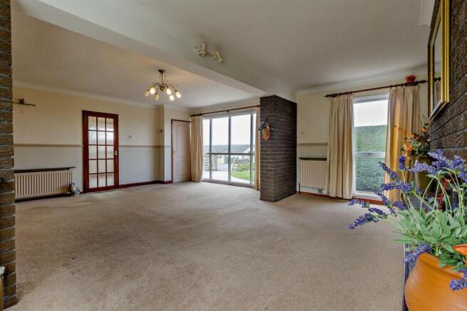 LOUNGE/DINING ROOM