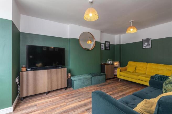 06 - 18 Long Hill Road HD2 1PJ.jpg