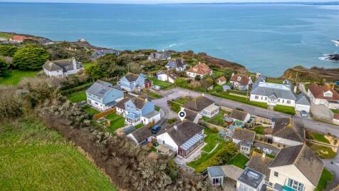 Spacious Home with Double Garage, Mullion