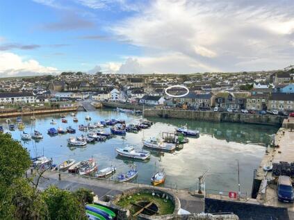Ground floor flat near harbour, Porthleven