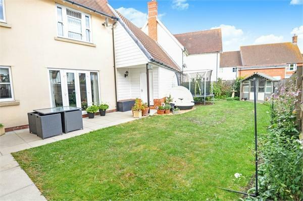 4 Bedroom Link Detached House For Sale In Barn Mead Galleywood