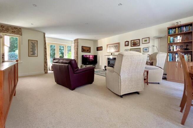 Lounge/Dining Room