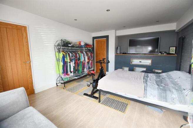 SITTING ROOM/BEDROOM