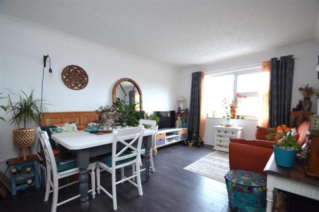 LOUNGE/DINING ROOM