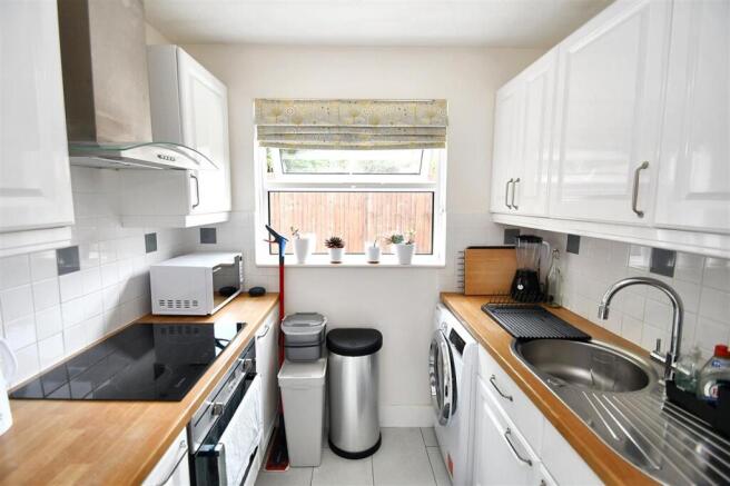 FITTED KITCHEN