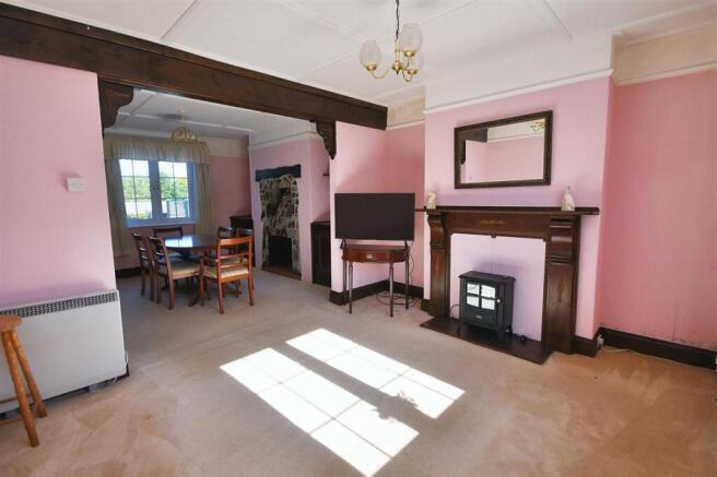 LOUNGE/DINING ROOM