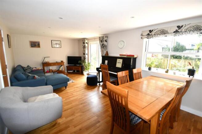 LOUNGE/DINING ROOM