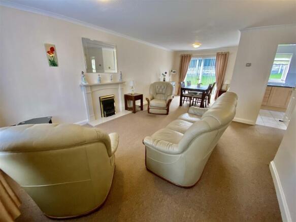 LIVING/DINING ROOM