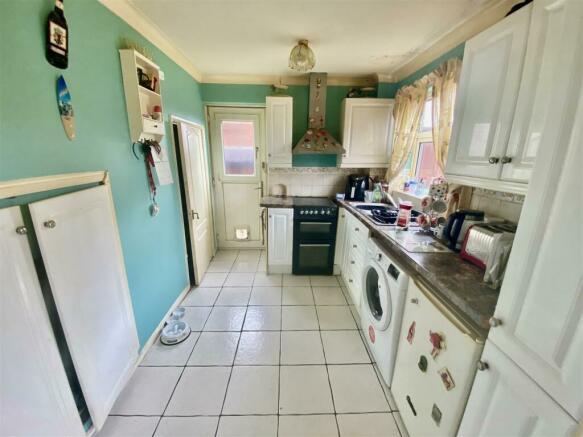 KITCHEN/DINING ROOM