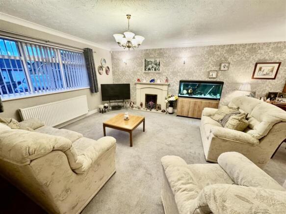 LIVING/DINING ROOM