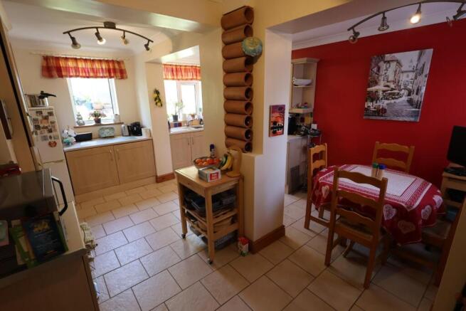 KITCHEN/BREAKFAST ROOM