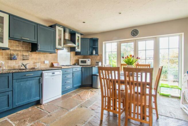 Kitchen/ Breakfast Room