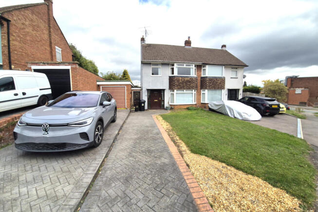 3 bedroom Semi Detached for rent
