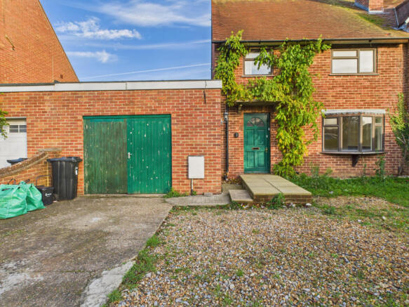 3 bed semi-detached house to rent South Lake Cres