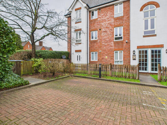 2 bed flat for sale Hartigan Place, Woodley RG5