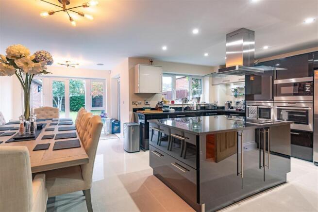 12 Boleyn Row (13).jpg