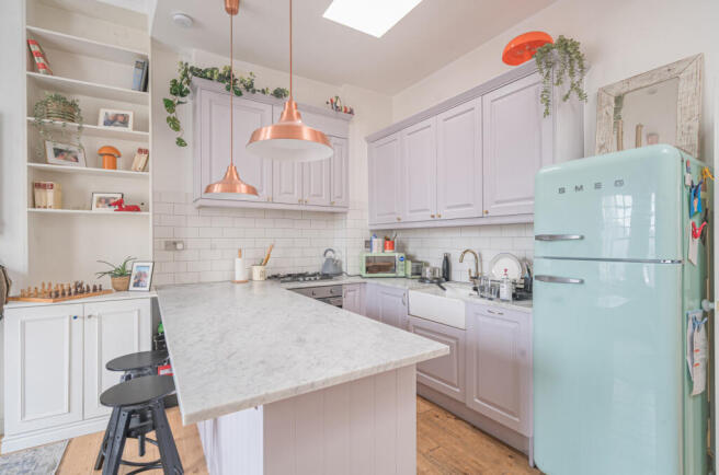 1370789-7-68f5f59...