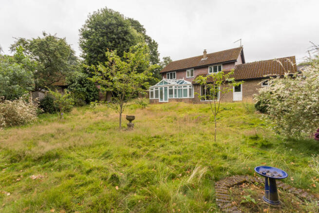 Secluded wide quiet rear gardens