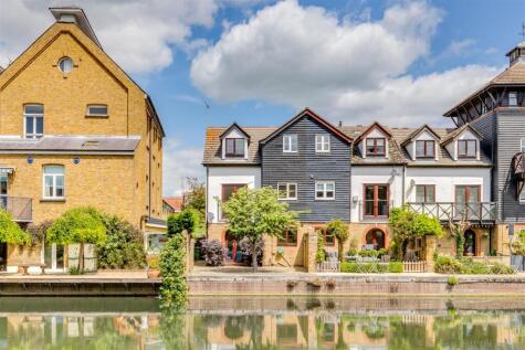 Riverside House - Close To Ware Town Centre