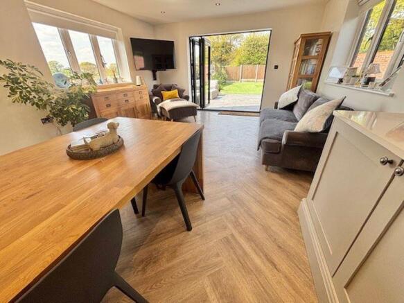 Dining/lounge area