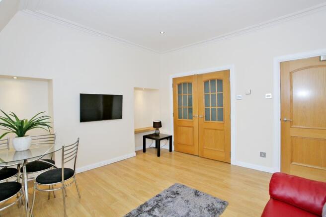 82E  LIVING ROOM 2