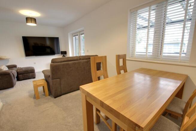 LOUNGE / DINING ROOM