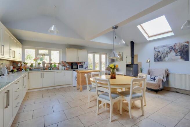 KITCHEN/BREAKFAST