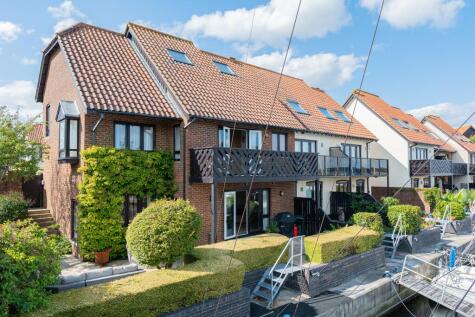 Hythe Marina Village, Hythe