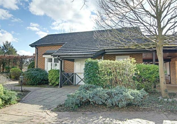 1 bedroom detached bungalow for sale in High Wych Road, Sawbridgeworth