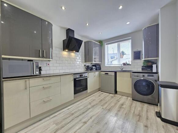 Kitchen 1.jpg