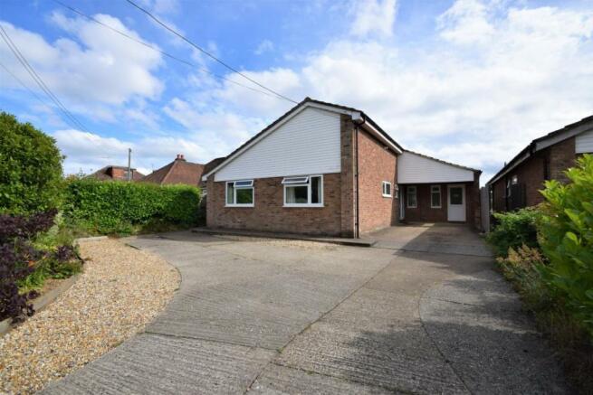 4 bedroom bungalow for sale in Hill Road, Oakley, Basingstoke ...