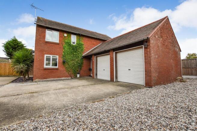 4 Bedroom Detached House For Sale In Crouch Beck South Woodham Ferrers