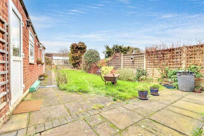 1 RETTENDON GARDENS-11.jpg