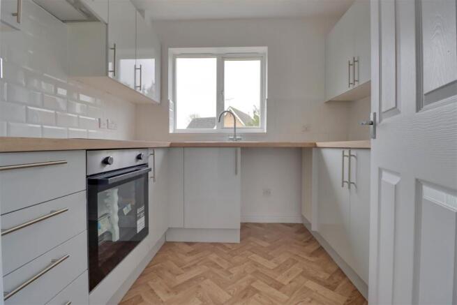 12 HEADINGLEY CLOSE-12.jpg