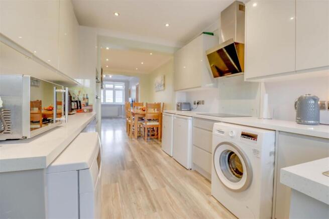 20 FANTON WALK WICKFORD INSIDE-5.jpg