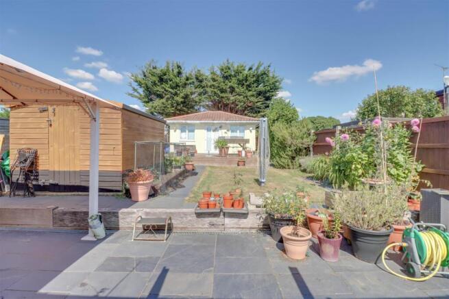 7 RETTENDON GARDENS WICKFORD-14.jpg