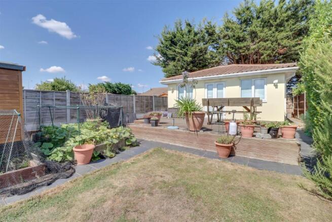 7 RETTENDON GARDENS WICKFORD-17.jpg