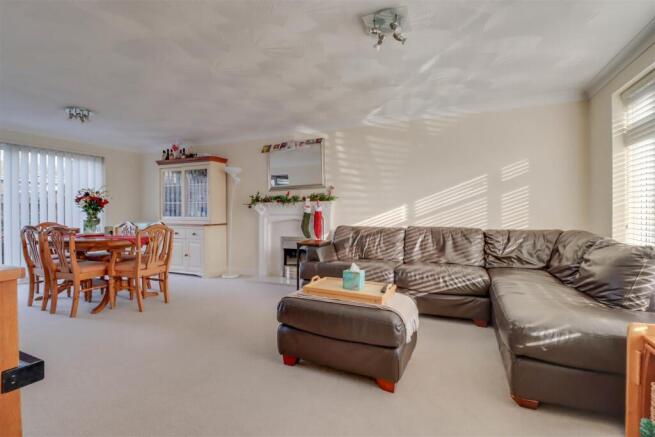 81 BEAUCHAMPS DRIVE INSIDE-5.jpg