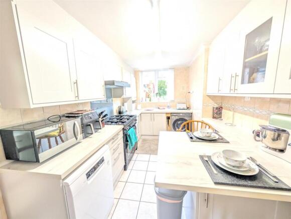Kitchen b.jpg