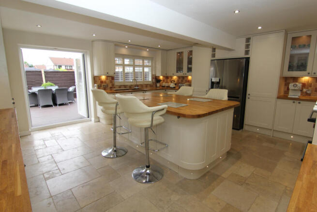2 Bedroom Detached Bungalow for Sale