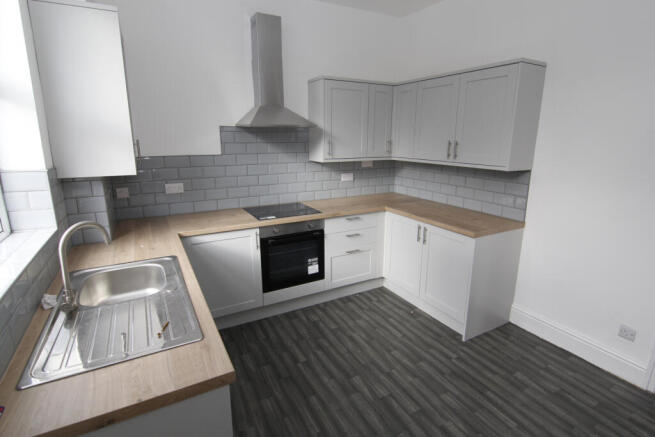 Immaculate 2 bedroom end terrace to rent