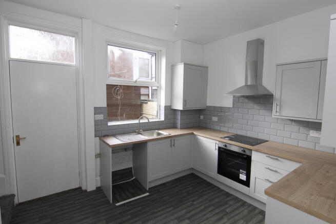 Immaculate 2 bedroom end terrace to rent