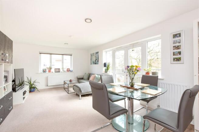 Kitchen Lounge/Dining Area