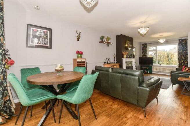 Lounge/Dining Room